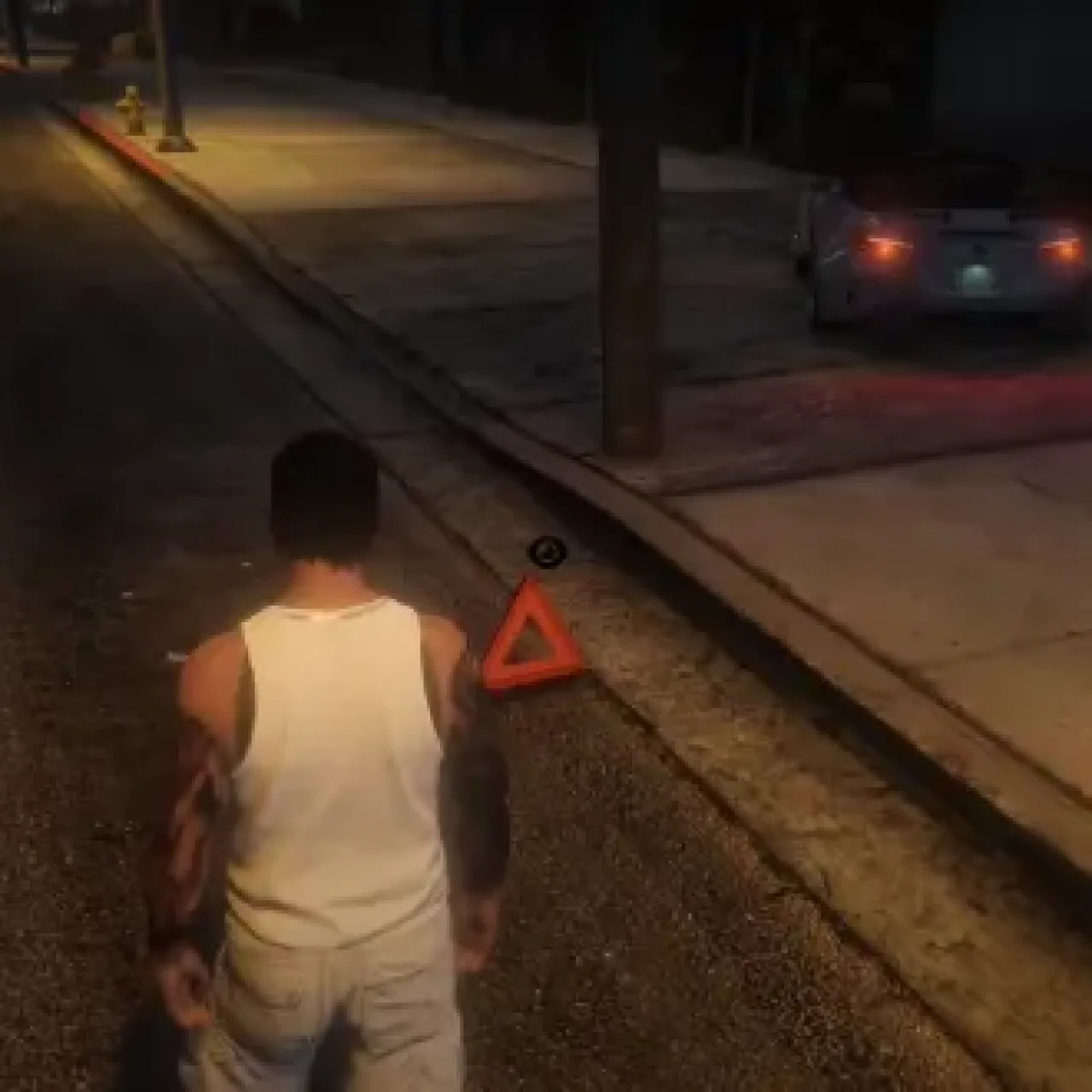 Player placing a warning triangle using the ESX Warning Triangle Script in GTA RP.