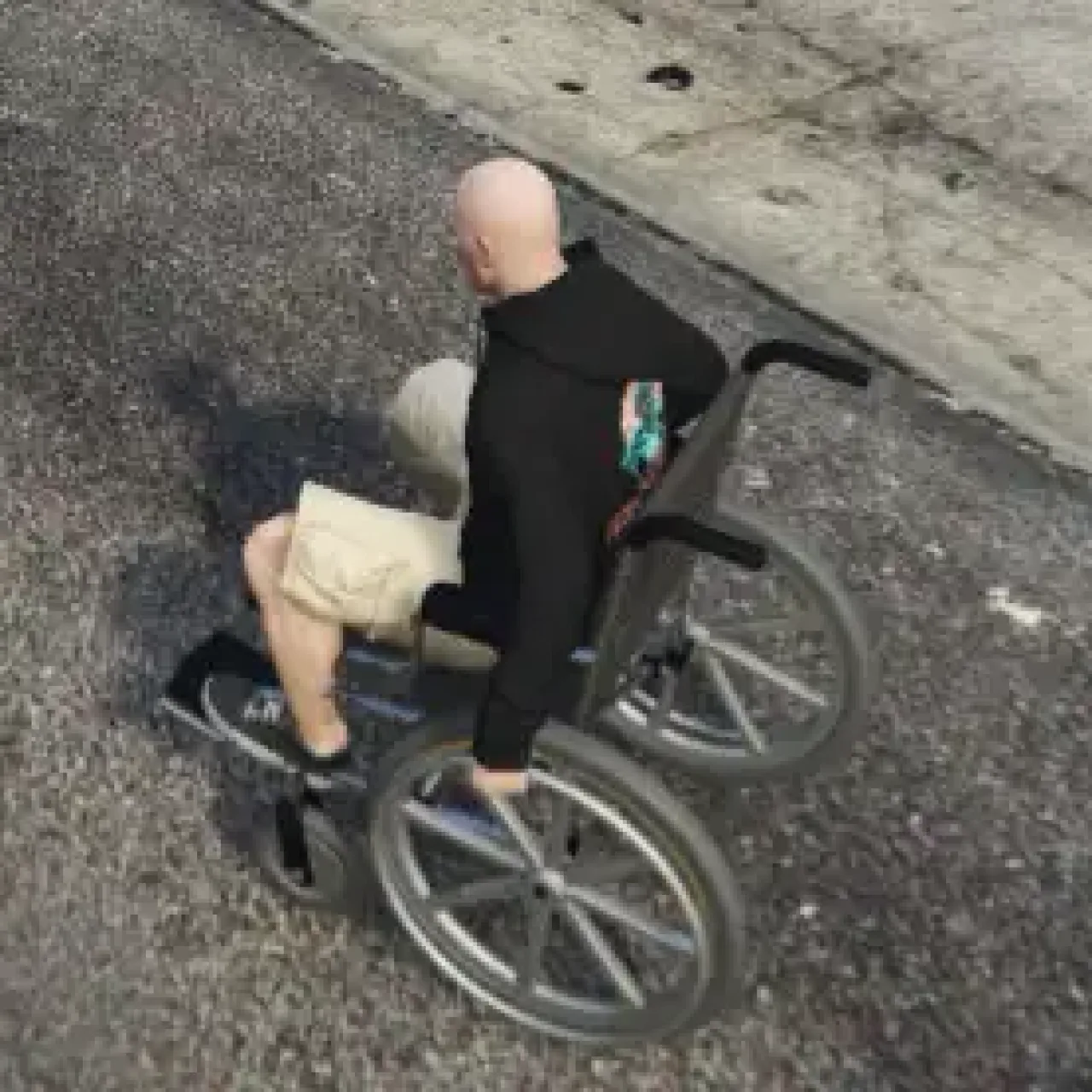 Player using a functional wheelchair in FiveM with ESX wheelchair script